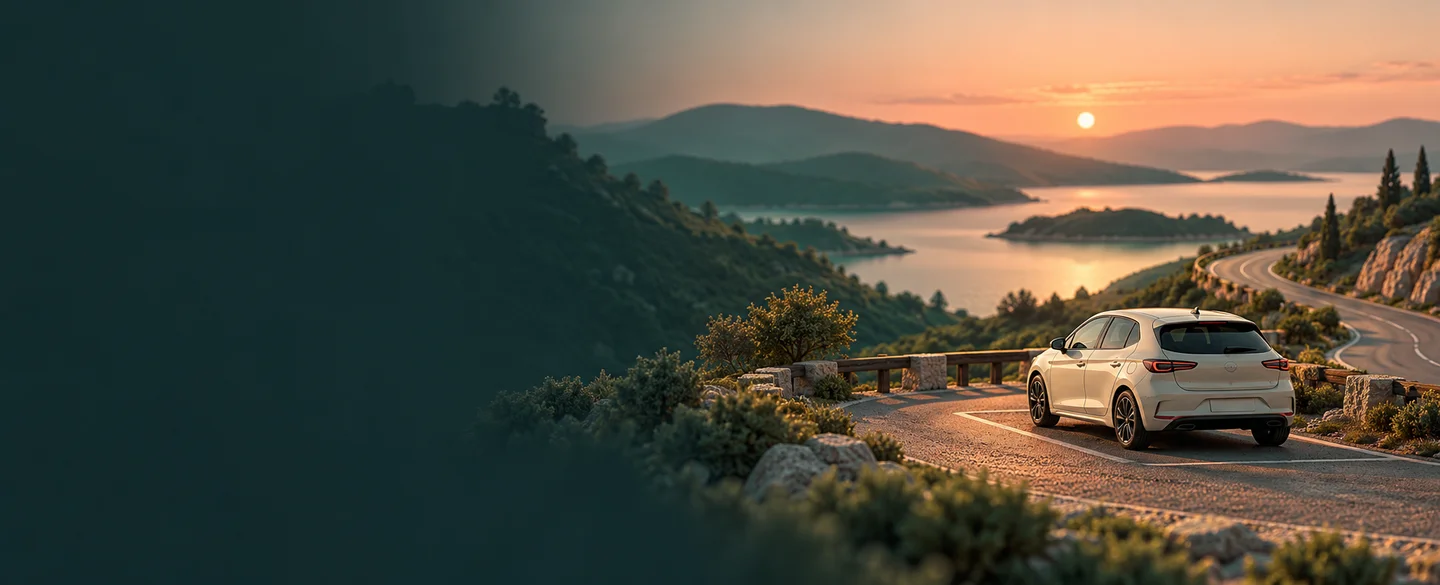 Manzaralı bir mola noktasında park etmiş otomobil